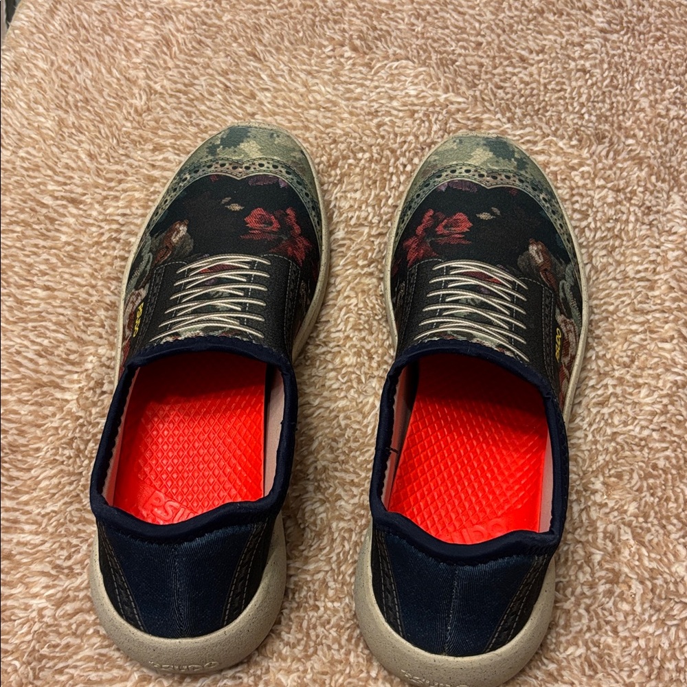 Psudo women’s wingtip olive camo/flora tennis shoes.